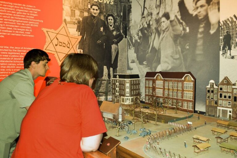 Bezoekers bij de maquette over de Tweede Wereldoorlog en de Jodenvervolging