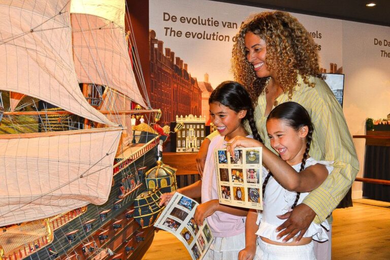 Kinderen met het speurblad bij het VOC-schip in het Miniatuur Museum Amsterdam